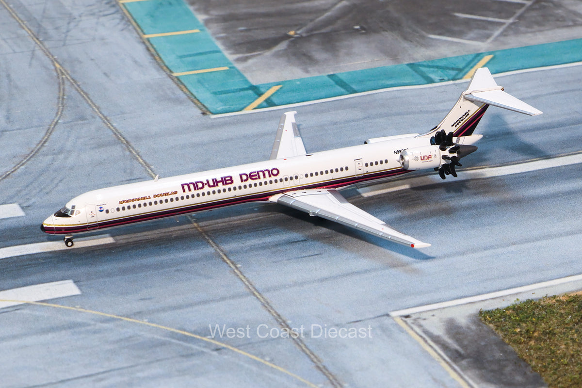 ハウスマン　B737-400 とMD-81 のソリッドモデルの2機セット Amazon | ハセガワ 1/200 ソラシド エア B737-400 2機セット