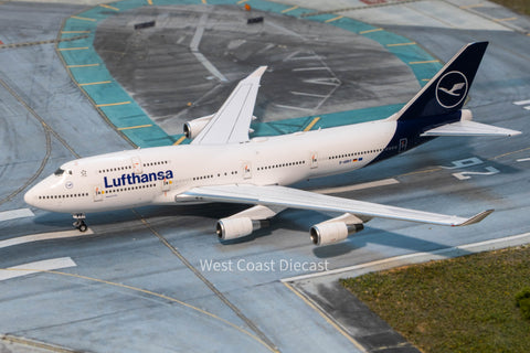 HX / YY Wings 2025 Lufthansa Boeing 747-400 "New Livery" D-ABVY