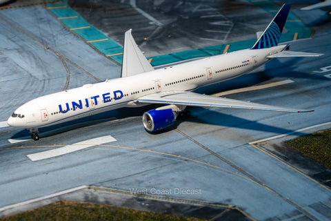 AV400 United Airlines Boeing 777-300ER “Evo Blue" N225IU