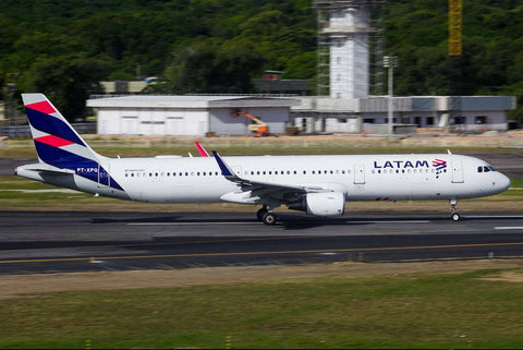 November 2025 Release Phoenix Models Latam Airbus A321-200 PT-XPQ - Pre Order