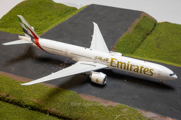 AV400 Emirates Boeing 777-300ER “New Livery” A6-ENV