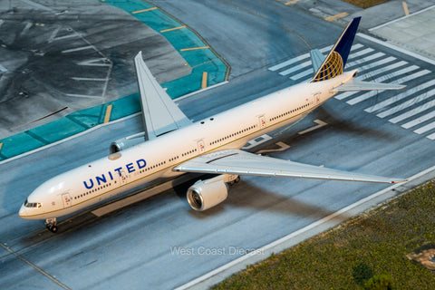AV400 United Airlines Boeing 777-300ER “Merger Livery” N2534U