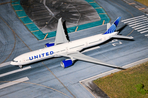 December Release Gemini Jets United Airlines Boeing 777-300ER "Evo Blue" N2352U