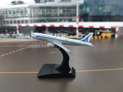 AV400 エールフランス エアバス A320-200「レトロ塗装」 F-GFKJ